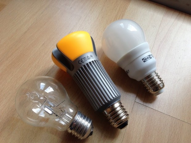 Philips-Retrofit-Leuchtmittel (Mitte) im Vergleich zu einem Halogen-Leuchtmittel (l.) und einer Kompaktleuchtstofflampe (r.) (Foto: Andreas Sebayang/Golem.de)